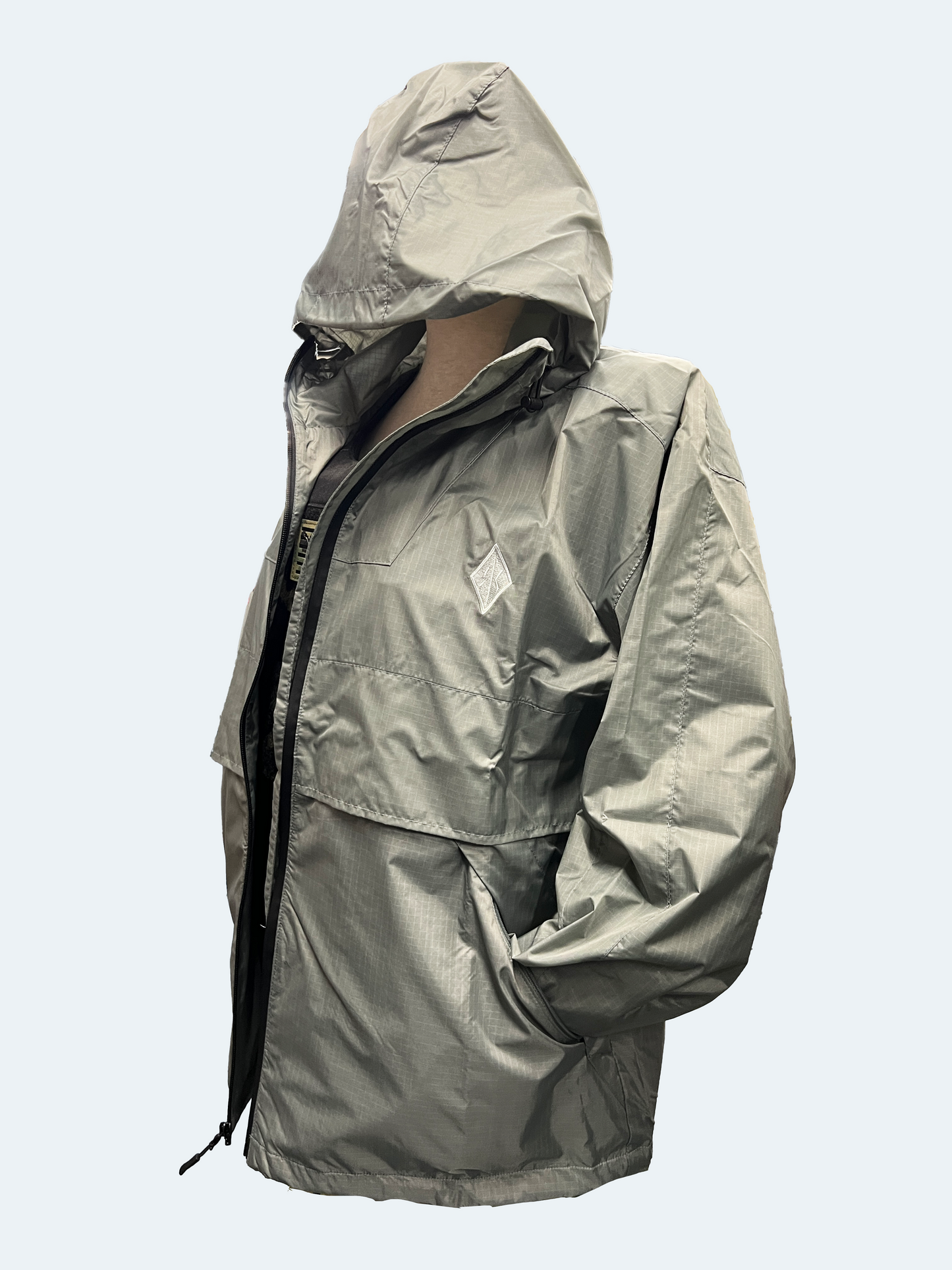 訳アリ品 QILO x SC Irregulars Gen. III Retro Windbreaker in Glacier Grey